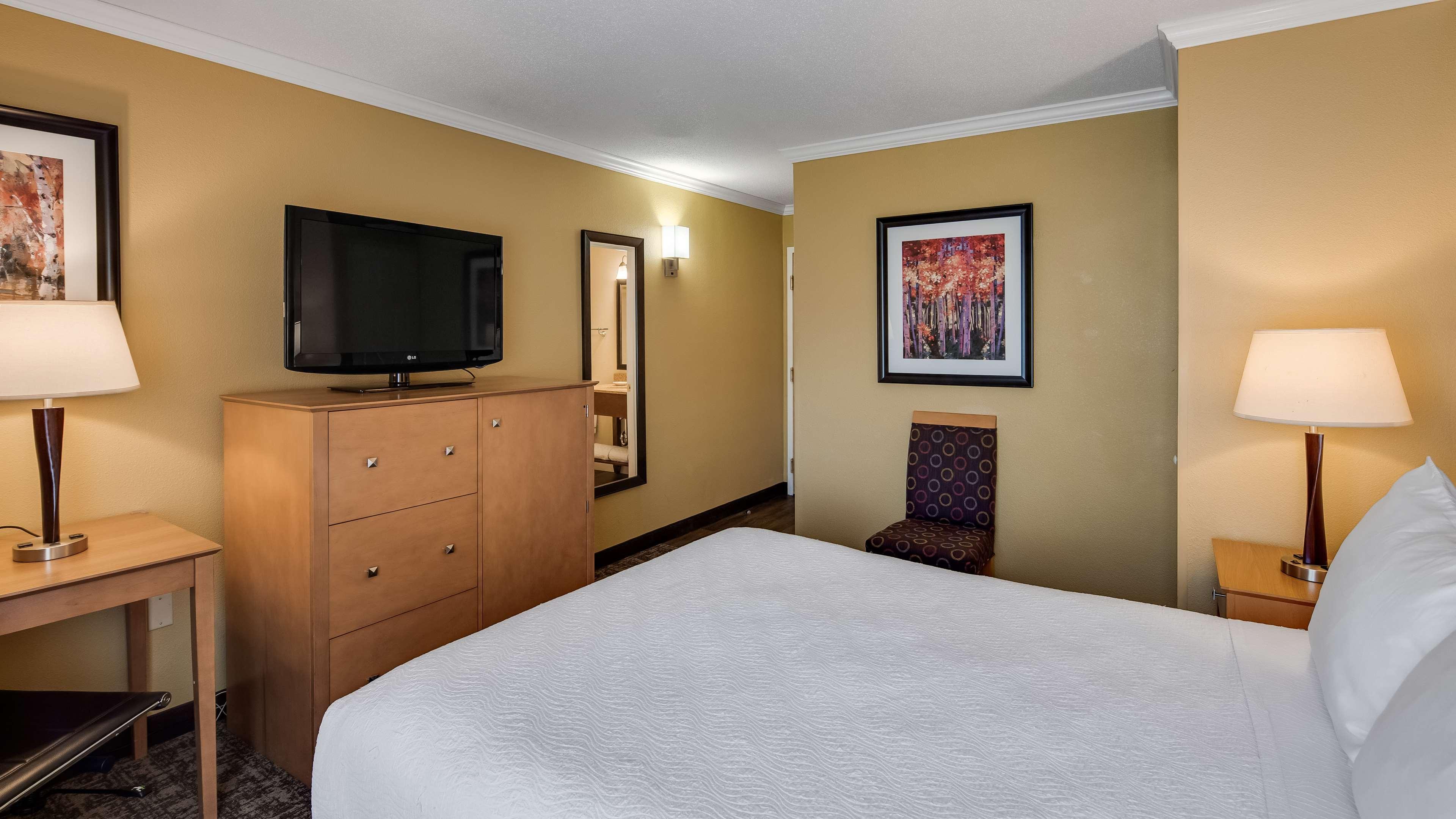 Best Western Plus Windjammer Inn & Conference Center Burlington Exteriör bild