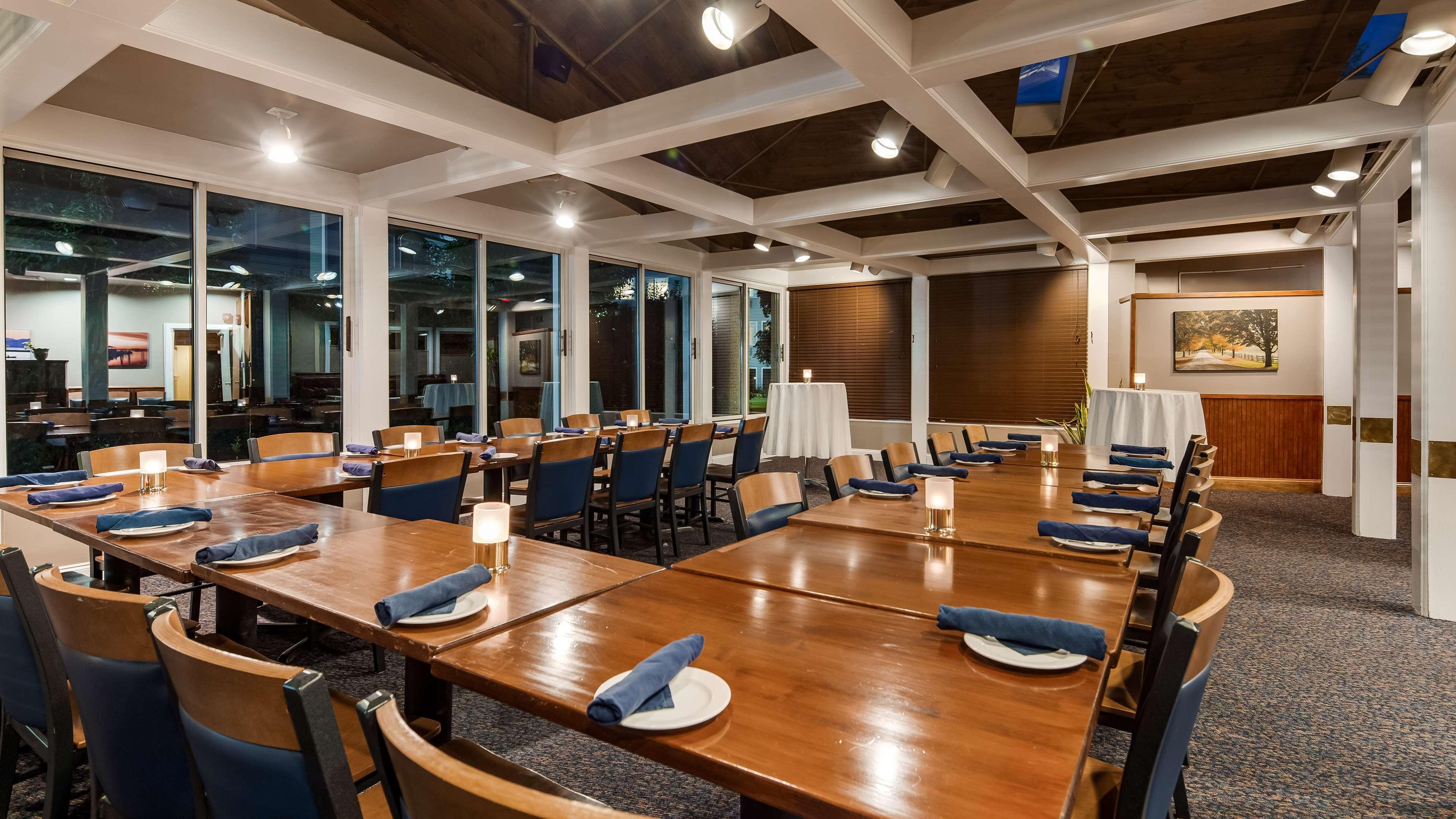 Best Western Plus Windjammer Inn & Conference Center Burlington Exteriör bild