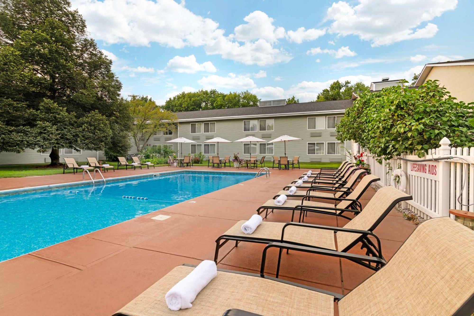 Best Western Plus Windjammer Inn & Conference Center Burlington Exteriör bild
